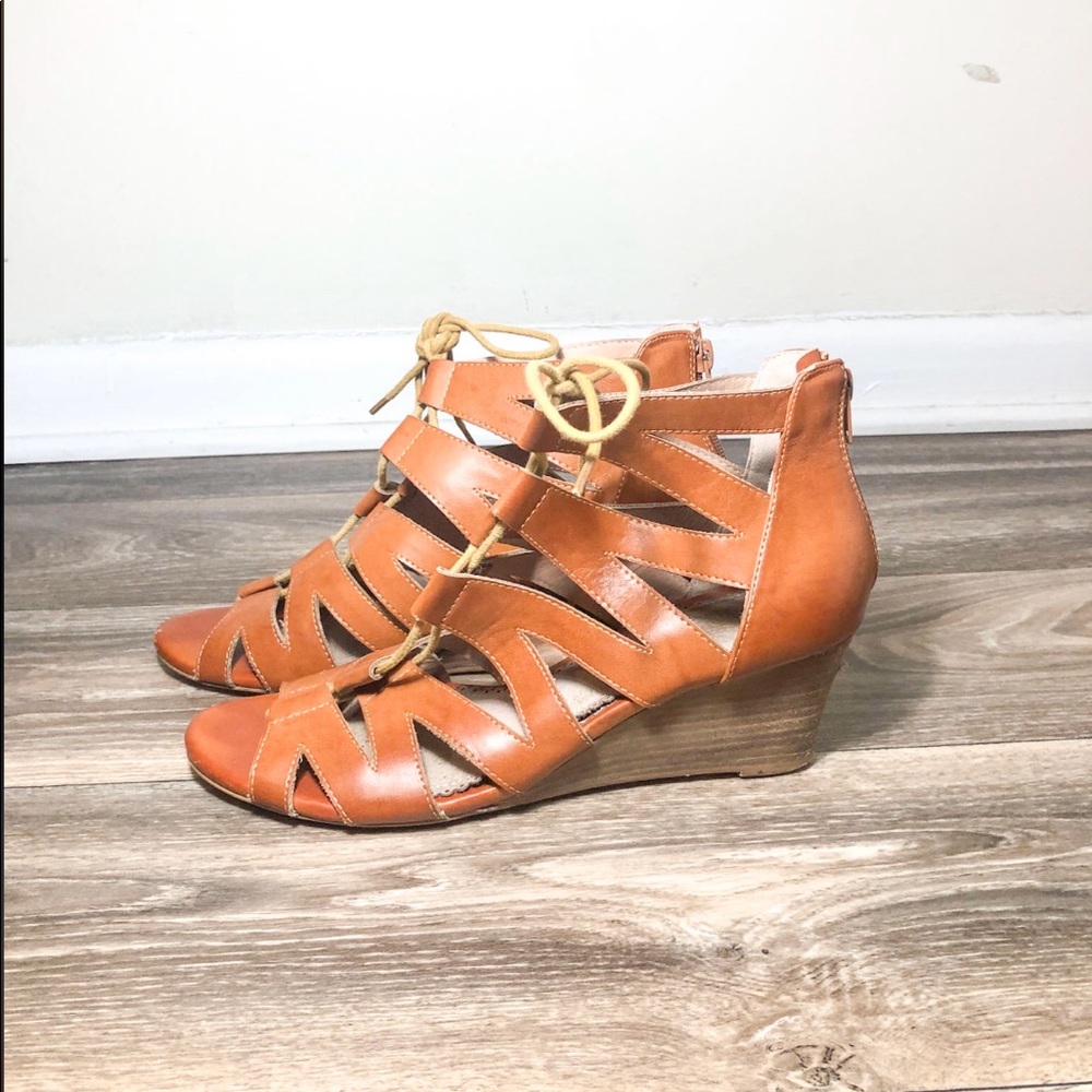 Boutique sandal heals